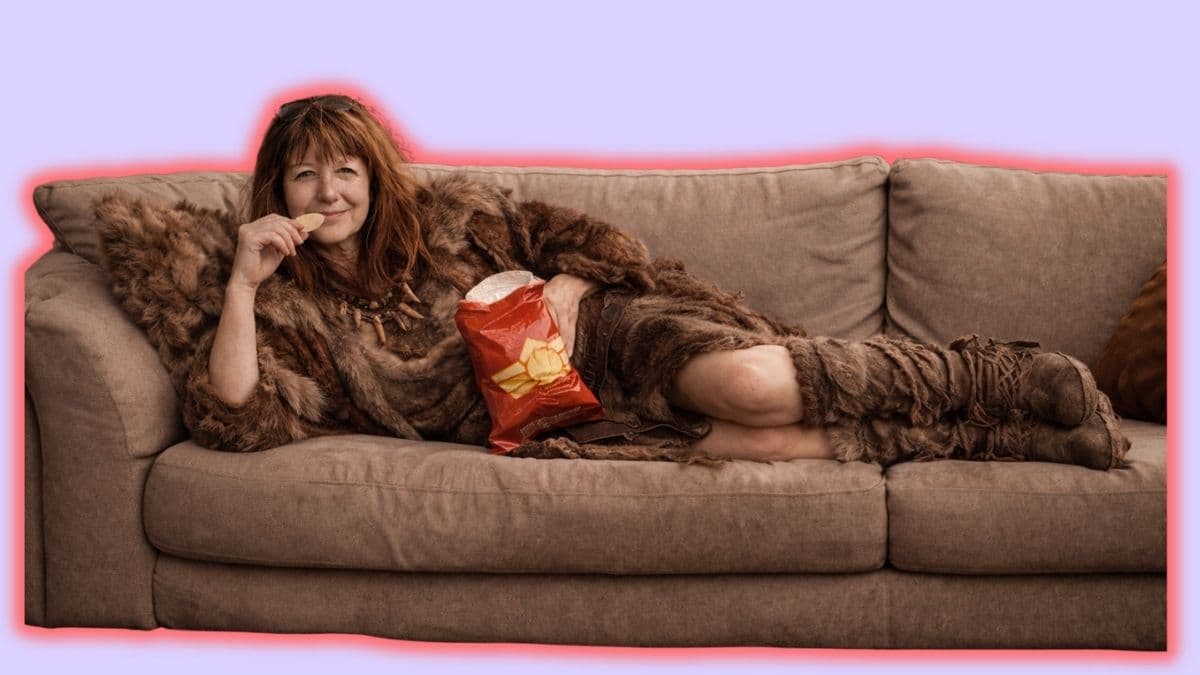 Nicola als Neandertalerin auf der Couch