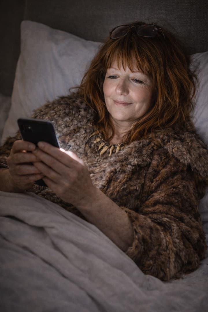 Finde den Fehler! Das Smartphone. Für ihr Gehirn ist das leuchtende Display die Mittagssonne. Gute Nacht sieht anders aus.